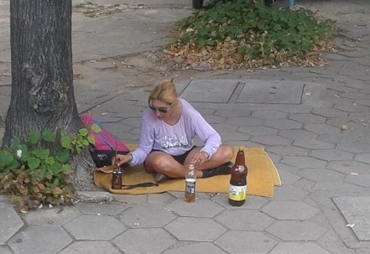 Блондинка събра очите на минувачите в Пловдив! Сложи одеяло на тротоара и… (СНИМКА)