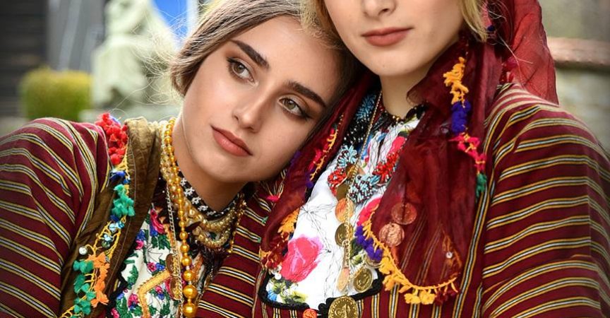 Наричат ги “диамантите на Родопите” – две приказно красиви сестри показаха каква е истинската българка: