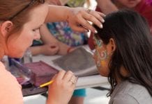 Горчилката на гурбета: Наши бавачки по езикови програми са новите евтини слугини на Острова