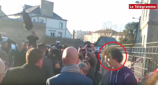 Ексклузивни кадри! Млад мъж зашлеви шамар на бившия френски премиер Манюел Валс, вижте какво се случи само секунди след това (ВИДЕО)